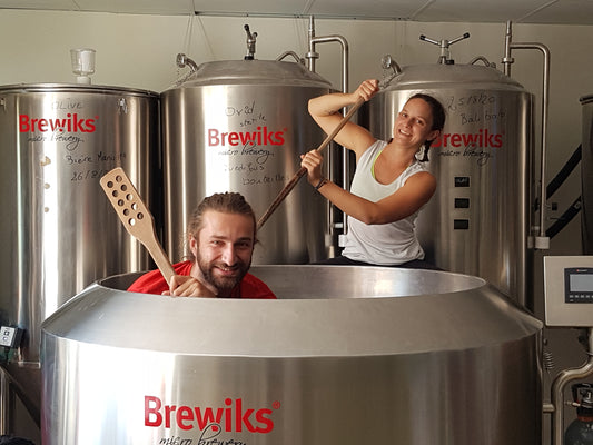 L’équipe Oé en dégustation à la microbrasserie de bière La Chénou