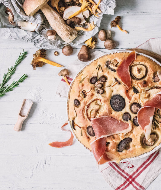 Focaccia d’automne aux champignons et jambon cru