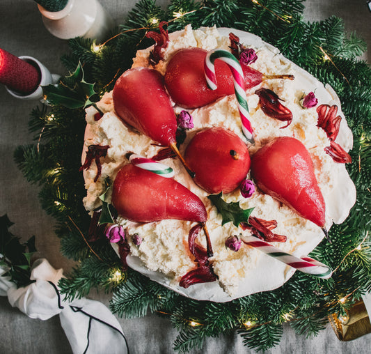Pavlova aux poires pochées et aux fleurs