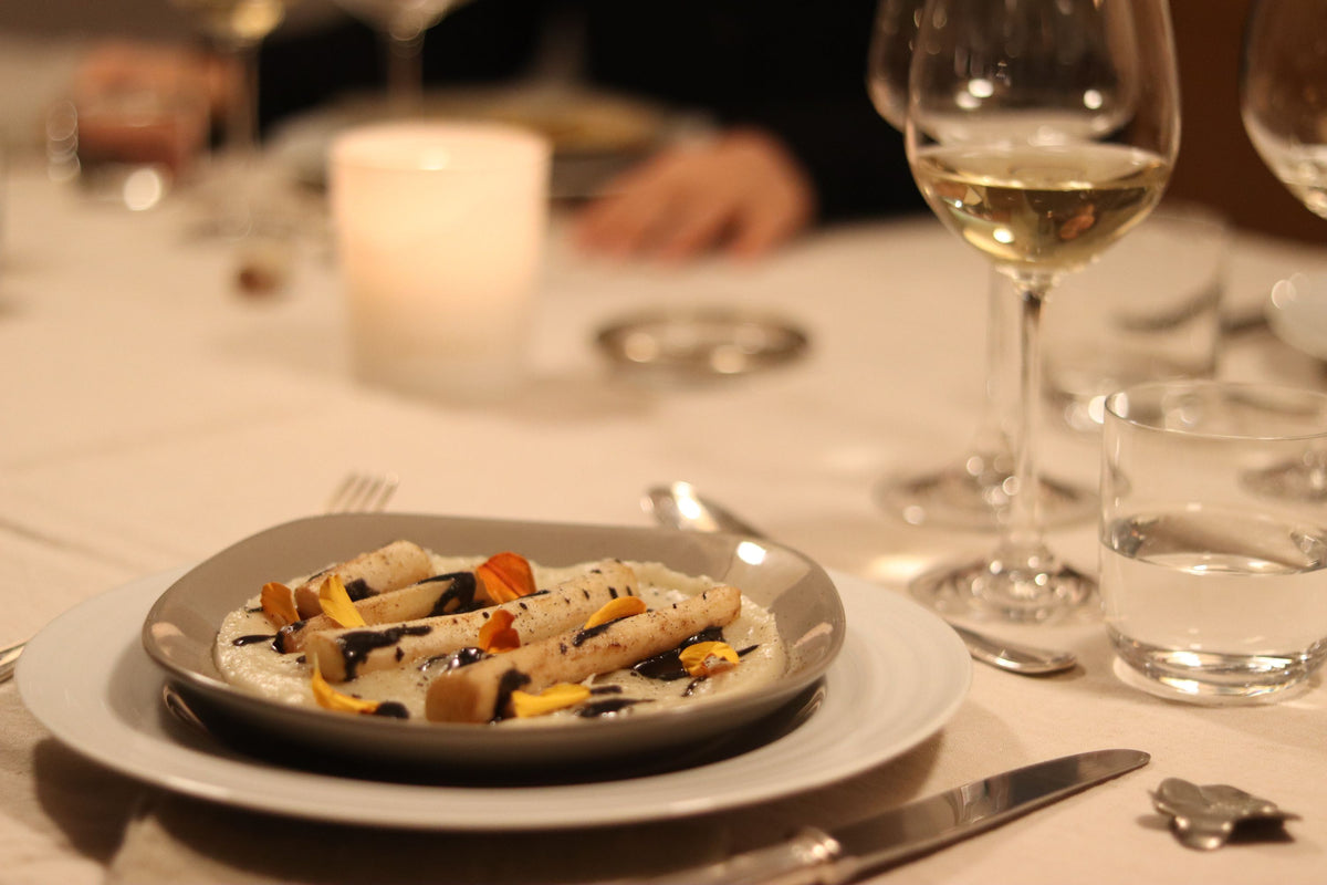 Mousseline de topinambours, salsifis rôtis au beurre à la sauge, praliné de sésame noir et citron noir x Matthieu, chef chez La Belle Assiette